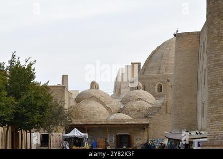 Buchara, Usbekistan - 12. September 2024: Typische Straße im touristischen Teil von Buchara Stockfoto