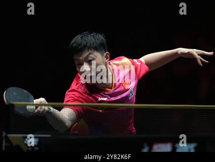 Peking, China. Oktober 2024. MA Long trifft im 2. Runde-Spiel der Männer zwischen Ma Long aus China und Zeng Beixun aus China beim 2024 World Table Tennis (WTT) China Smash in Peking, China, 2. Oktober 2024. Quelle: Zhang Chenlin/Xinhua/Alamy Live News Stockfoto