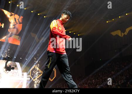 Peking, China. Oktober 2024. MA Long tritt in das Spielfeld ein, bevor Ma Long aus China und Zeng Beixun aus China beim 2024 World Table Tennis (WTT) China Smash in Peking, China, 2. Oktober 2024. Quelle: Xiao Yijiu/Xinhua/Alamy Live News Stockfoto
