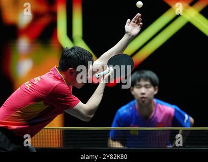 Peking, China. Oktober 2024. MA Long (L) spielt im 2. Runde-Spiel der Männer zwischen Ma Long aus China und Zeng Beixun aus China beim 2024 World Table Tennis (WTT) China Smash in Peking, China, 2. Oktober 2024. Quelle: Zhang Chenlin/Xinhua/Alamy Live News Stockfoto