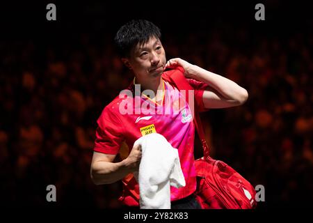 Peking, China. Oktober 2024. MA Long verlässt nach dem 2. Runde Spiel der Männer zwischen Ma Long aus China und Zeng Beixun aus China beim 2024 World Table Tennis (WTT) China Smash in Peking, China, 2. Oktober 2024. Quelle: Xiao Yijiu/Xinhua/Alamy Live News Stockfoto
