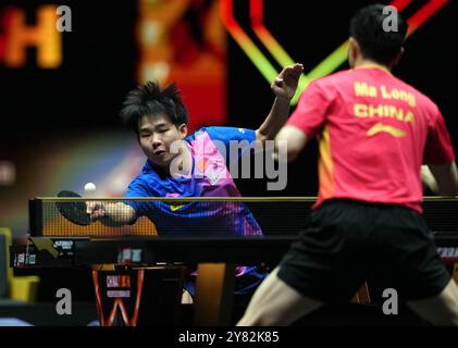 Peking, China. Oktober 2024. Zeng Beixun (L) trifft beim 2. Runde Spiel der Männer zwischen Ma Long aus China und Zeng Beixun aus China beim World Table Tennis (WTT) China Smash 2024 in Peking, China, 2. Oktober 2024. Quelle: Zhang Chenlin/Xinhua/Alamy Live News Stockfoto