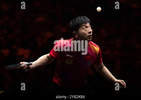 Peking, China. Oktober 2024. MA Long spielt im 2. Runde-Spiel der Männer zwischen Ma Long aus China und Zeng Beixun aus China beim 2024 World Table Tennis (WTT) China Smash in Peking, China, 2. Oktober 2024. Quelle: Xiao Yijiu/Xinhua/Alamy Live News Stockfoto