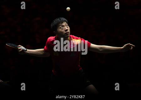 Peking, China. Oktober 2024. MA Long spielt im 2. Runde-Spiel der Männer zwischen Ma Long aus China und Zeng Beixun aus China beim 2024 World Table Tennis (WTT) China Smash in Peking, China, 2. Oktober 2024. Quelle: Xiao Yijiu/Xinhua/Alamy Live News Stockfoto