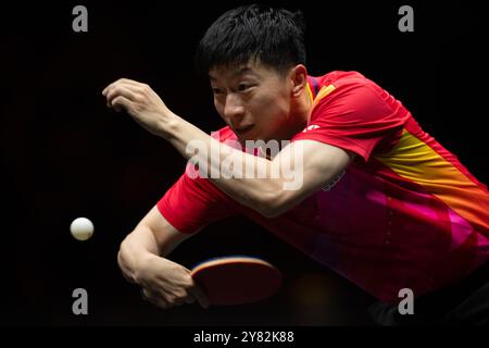 Peking, China. Oktober 2024. MA Long trifft im 2. Runde-Spiel der Männer zwischen Ma Long aus China und Zeng Beixun aus China beim 2024 World Table Tennis (WTT) China Smash in Peking, China, 2. Oktober 2024. Quelle: Xiao Yijiu/Xinhua/Alamy Live News Stockfoto