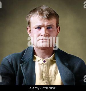 Im Jahr 1894 wurde Butch Cassidy, kurz bevor er seine Zeit im Wyoming State Prison begann. Dieses Bild, eigentlich sein Fahndungsfoto aus dem Wyoming Territorial Prison, wurde von einem unbekannten Gefängnisfotografen aufgenommen. Als Robert Leroy Parker geboren, wurde Cassidy im Wyoming State Prison in Laramie wegen Diebstahls, insbesondere Pferdediebstahl, inhaftiert. Er absolvierte 18 Monate einer zweijährigen Amtszeit von 1894 bis 1896, Ein Vintage-Porträt, das einen seriösen Mann mit klassischer Jacke zeigt. Sein Ausdruck vermittelt Nachdenklichkeit und Stärke vor einem neutralen Hintergrund. Stockfoto