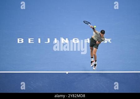 Peking, China. Oktober 2024. Jannik Sinner of Italy spielt beim Finale der Männer im Singles zwischen Jannik Sinner of Italy und Carlos Alcaraz aus Spanien beim Tennis-Turnier der China Open 2024 in Peking, Hauptstadt Chinas, am 2. Oktober 2024. Quelle: Zhang Long/Xinhua/Alamy Live News Stockfoto