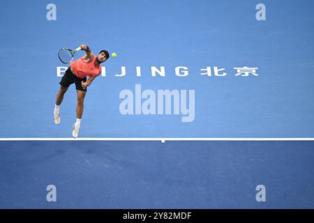 Peking, China. Oktober 2024. Carlos Alcaraz aus Spanien ist beim Finale der Männer im Singles zwischen Jannik Sinner aus Italien und Carlos Alcaraz aus Spanien beim Tennis-Turnier der China Open 2024 in Peking, Hauptstadt Chinas, am 2. Oktober 2024. Quelle: Zhang Long/Xinhua/Alamy Live News Stockfoto