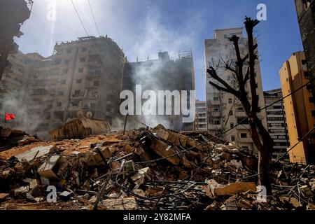 Beirut, Libanon. Februar 2024. Rauchschweller weht zwischen den Trümmern von Gebäuden, die bei einem israelischen Luftangriff auf den südlichen Vorort Beiruts abgeflacht wurden. Marwan Naamani/dpa/Alamy Live News Stockfoto