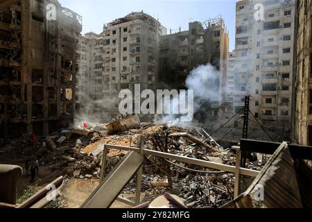 Beirut, Libanon. Februar 2024. Rauchschweller weht zwischen den Trümmern von Gebäuden, die bei einem israelischen Luftangriff auf den südlichen Vorort Beiruts abgeflacht wurden. Marwan Naamani/dpa/Alamy Live News Stockfoto