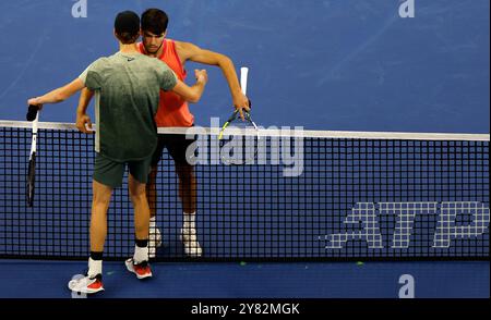 Peking, China. Oktober 2024. Carlos Alcaraz (R) aus Spanien begrüßt Jannik Sinner aus Italien nach ihrem Men's Singles Finale beim Tennis-Turnier der China Open 2024 in Peking, Hauptstadt Chinas, am 2. Oktober 2024. Quelle: Wang Lili/Xinhua/Alamy Live News Stockfoto