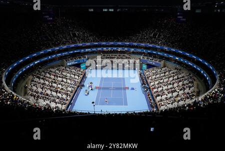 Peking, China. Oktober 2024. Das am 2. Oktober 2024 aufgenommene Foto zeigt das Finale der Männer im Singles zwischen Jannik Sinner aus Italien und Carlos Alcaraz aus Spanien beim Tennis-Turnier der China Open 2024 in Peking, der Hauptstadt Chinas. Quelle: Wang Lili/Xinhua/Alamy Live News Stockfoto