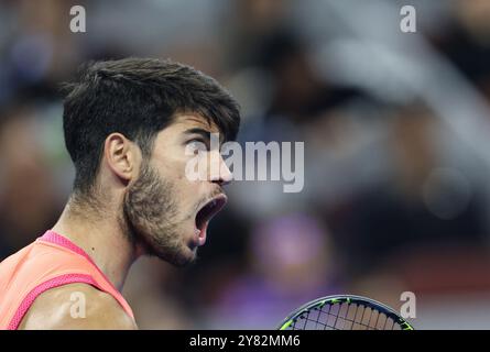 Peking, China. Oktober 2024. Carlos Alcaraz (Spanien) reagiert während des Men's Singles Final zwischen Jannik Sinner (Italien) und Carlos Alcaraz (Spanien) beim Tennis-Turnier der China Open 2024 in Peking, Hauptstadt Chinas, am 2. Oktober 2024. Quelle: Bai Xuefei/Xinhua/Alamy Live News Stockfoto