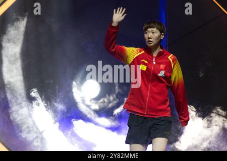 Peking, China. Oktober 2024. Wang Manyu tritt in das Spielfeld ein, bevor Wang Manyu aus China und Sabine Winter aus Deutschland beim 2024 World Table Tennis (WTT) China Smash in Peking, China, am 2. Oktober 2024 in Peking, China, spielt. Quelle: Xiao Yijiu/Xinhua/Alamy Live News Stockfoto