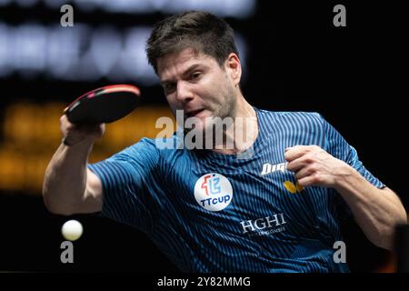 Peking, China. Oktober 2024. Dimitrij Ovtcharov trifft im 2. Runde Spiel der Männer zwischen Zhou Qihao aus China und Dimitrij Ovtcharov aus Deutschland beim World Table Tennis (WTT) China Smash 2024 in Peking, China, 2. Oktober 2024. Quelle: Xiao Yijiu/Xinhua/Alamy Live News Stockfoto