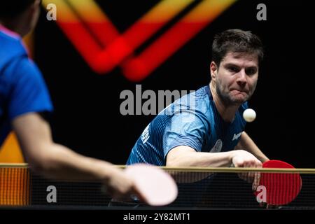 Peking, China. Oktober 2024. Dimitrij Ovtcharov trifft im 2. Runde Spiel der Männer zwischen Zhou Qihao aus China und Dimitrij Ovtcharov aus Deutschland beim World Table Tennis (WTT) China Smash 2024 in Peking, China, 2. Oktober 2024. Quelle: Xiao Yijiu/Xinhua/Alamy Live News Stockfoto