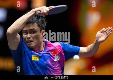 Peking, China. Oktober 2024. Zhou Qihao trifft im 2. Runde-Spiel der Männer zwischen Zhou Qihao aus China und Dimitrij Ovtcharov aus Deutschland beim World Table Tennis (WTT) China Smash 2024 in Peking, China, 2. Oktober 2024. Quelle: Xiao Yijiu/Xinhua/Alamy Live News Stockfoto