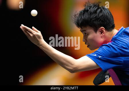 Peking, China. Oktober 2024. Zhou Qihao spielt im 2. Runde-Spiel der Männer zwischen Zhou Qihao aus China und Dimitrij Ovtcharov aus Deutschland beim 2024 World Table Tennis (WTT) China Smash in Peking, China, 2. Oktober 2024. Quelle: Xiao Yijiu/Xinhua/Alamy Live News Stockfoto