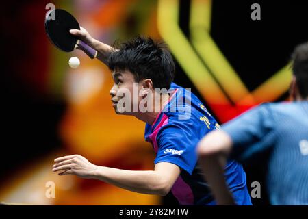 Peking, China. Oktober 2024. Zhou Qihao spielt im 2. Runde-Spiel der Männer zwischen Zhou Qihao aus China und Dimitrij Ovtcharov aus Deutschland beim 2024 World Table Tennis (WTT) China Smash in Peking, China, 2. Oktober 2024. Quelle: Xiao Yijiu/Xinhua/Alamy Live News Stockfoto
