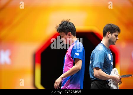 Peking, China. Oktober 2024. Zhou Qihao (L) und Dimitrij Ovtcharov reagieren während des 2. Runde-Spiels der Männer zwischen Zhou Qihao aus China und Dimitrij Ovtcharov aus Deutschland beim World Table Tennis (WTT) China Smash 2024 in Peking, China, 2. Oktober 2024. Quelle: Xiao Yijiu/Xinhua/Alamy Live News Stockfoto