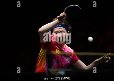 Peking, China. Oktober 2024. Wang Manyu trifft beim Spiel der 2. Runde der Frauen zwischen Wang Manyu aus China und Sabine Winter aus Deutschland beim 2024 World Table Tennis (WTT) China Smash in Peking, China, 2. Oktober 2024. Quelle: Xiao Yijiu/Xinhua/Alamy Live News Stockfoto