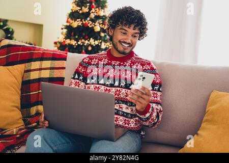 Foto eines fröhlichen, reizenden Mädchens, das leckeres Popcorn isst und sich den Film Silvester-Wochenendzeit drinnen ansieht Stockfoto