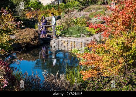Edinburgh, Schottland, Vereinigtes Königreich, 2. Oktober 2024. Herbstsonne in den Royal Botanic Gardens: Die Blätter der Bäume zeigen sich in den Farben des Herbstes, während die Besucher den sonnigen Tag genießen. Quelle: Sally Anderson/Alamy Live News Stockfoto