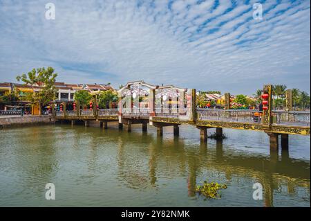 Eine Hoi-Brücke über den Fluss Thu Bon in der Altstadt von Hoi an in Vietnam Stockfoto