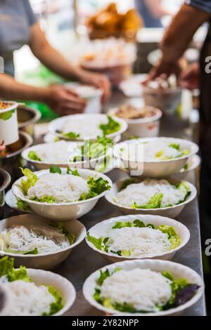 Bum Bo Nam Bo, ein traditionelles vietnamesisches Nudelgericht am Street Food Stand. Ein beliebtes Rindfleischnudelgericht in Vietnam Stockfoto