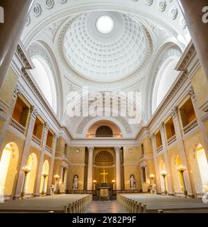 Innenraum des Kirchenschiffs und der Kuppel der Christiansborg-Schlosskapelle im neoklassizistischen Stil in Kopenhagen, Dänemark. Stockfoto