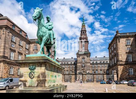 Innenhof des Schlosses Christiansborg in Kopenhagen, Dänemark, Königspalast und Regierungsgebäude mit der Reiterstatue von Christian IX. Stockfoto