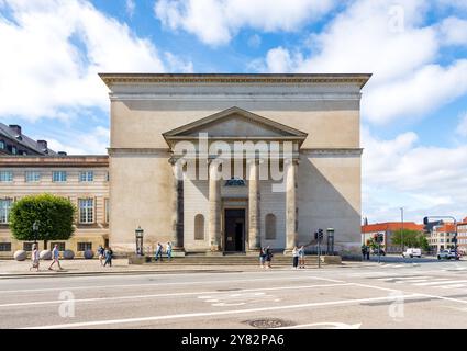 Fassade mit Portikus der Christiansborg-Schlosskapelle im neoklassizistischen Stil in Kopenhagen, Dänemark. Stockfoto