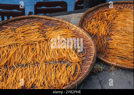 Getrocknete Fischstäbchen auf dem Markt in Vietnam in Asien Stockfoto