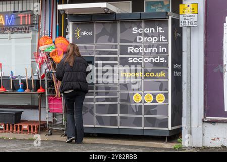 Paketschließfächer für die Abholung von Sendungen oder Paketen, England, Großbritannien Stockfoto