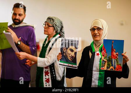 Gaziantep, Turkiye. 28. September 2023. Einige Mitglieder syrischer Gemeindeorganisationen treffen sich in der Bulbulzadeh Hall in der Innenstadt von Gaziantep, um Solidarität mit den anhaltenden regierungsfeindlichen Protesten in der syrischen Südweststadt Suweida zu zeigen. Während der Veranstaltung in der südtürkischen Stadt Gaziantep hissen einige Teilnehmer die syrische Oppositionsflagge sowie Banner gegen die nationale Koalition der syrischen Revolution und der Oppositionskräfte. Der Organisator der Veranstaltung, Ensaf Naser, argumentierte, dass die syrische Nationalkoalition die Syrer nicht repräsentiere. Während ihrer Rede kritisierte Naser die Stockfoto