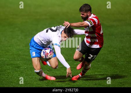 Barrow's Chris Popov kämpft am Dienstag, den 1. Oktober 2024 im EcoPower Stadion in Doncaster um Brandon Fleming der Doncaster Rovers und Barrow. (Foto: Mark Fletcher | MI News) Credit: MI News & Sport /Alamy Live News Stockfoto