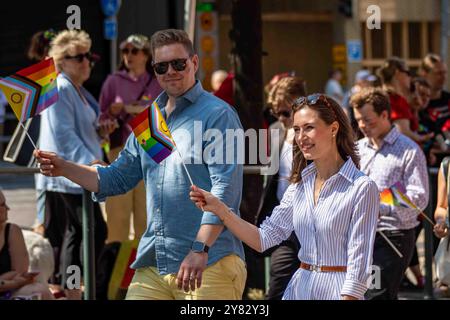 Ehemalige Premierministerin Sanna Marin und SDP-Vorsitzende Antti Lindtman bei der Helsinki Pride 2024 Parade auf der Mannerheimintie in Helsinki, Finnland Stockfoto