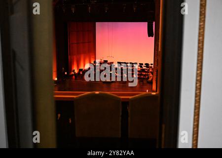 München, Deutschland. Oktober 2024. Musik steht auf der Bühne des Prinzregententheaters vor der Verleihung der International Opera Awards. Die International Opera Awards, die Oscars der Opernwelt, werden 2024 zum zwölften Mal verliehen. Quelle: Felix Hörhager/dpa/Alamy Live News Stockfoto