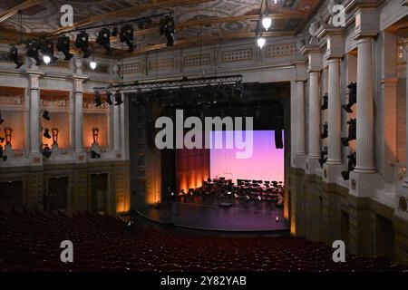 München, Deutschland. Oktober 2024. Musik steht auf der Bühne des Prinzregententheaters vor der Verleihung der International Opera Awards. Die International Opera Awards, die Oscars der Opernwelt, werden 2024 zum zwölften Mal verliehen. Quelle: Felix Hörhager/dpa/Alamy Live News Stockfoto