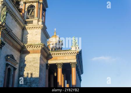Sankt Petersburg, Russland - 19. Juni 2024: Details zur Fassade der Isaakskathedrale Stockfoto