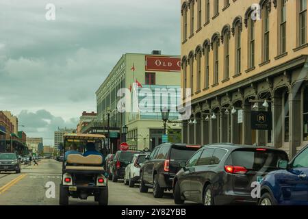 Galveston, Texas, USA - 18. Juni 2024: Von einer Autostraße in der Innenstadt von Galveston Island aus gesehen. Stockfoto