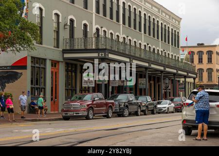 Galveston, Texas, USA - 18. Juni 2024: Von einer Autostraße in der Innenstadt von Galveston Island aus gesehen. Stockfoto