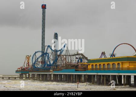 Galveston, Texas, USA - 18. Juni 2024: Gavestons historischer Vergnügungspier wurde während des Zweiten Weltkriegs als Erholungseinrichtung erbaut. Stockfoto