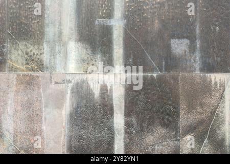 Raue, feuchte, schmutzige Betonwand. Abstrakter Hintergrund und Flüssigkeitsflecken Stockfoto