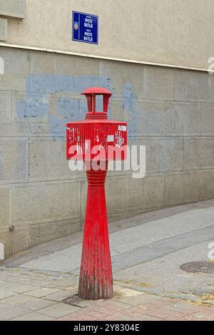 Belgrad, Serbien - 18. August 2024: Veraltete Feuerwehrleute Rote Post Telefonkommunikation in der Prote Mateje Straße im Stadtzentrum. Stockfoto