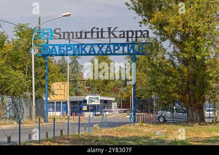 Belgrad, Serbien - 21. August 2024: Eingangstor zur Smurfit Kappa Paper Factory Mill Industry Production in Avala Ada Huja. Stockfoto