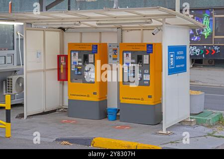 Belgrad, Serbien - 18. August 2024: Zwei Automaten für öffentliche Parkplätze auf dem Slavija-Platz im Stadtzentrum der Hauptstadt. Stockfoto