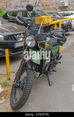 Belgrad, Serbien - 18. August 2024: Vorderansicht des Enduro-Motorrads Royal Enfield Himalaya, geparkt an der Straße im Stadtzentrum. Stockfoto