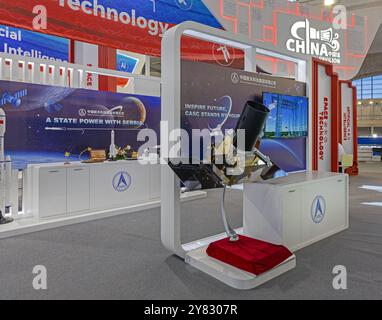 Belgrad, Serbien - 24. Mai 2024: China Pavilion Space Technology CASC Satellitenmodell Künstliche Intelligenz auf der Internationalen Technikmesse und Te Stockfoto