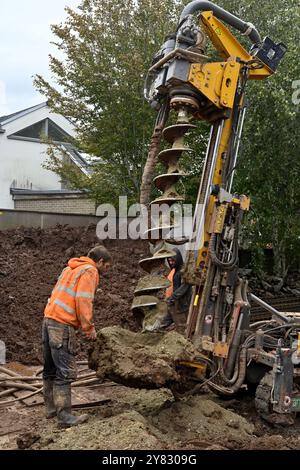 Neupositionierung der Schneckenpfahlbohrmaschine auf der Baustelle im Haushalt Stockfoto